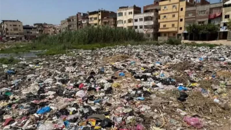 وسط غياب المسؤولين.. القمامة والصرف الصحي تهددان أرواح المواطنين بالبحيرة