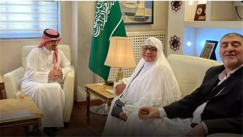 السيدة الجزائرية التي أبكت الملايين تحج بعد 20 عامًا بدعوة ملكية 