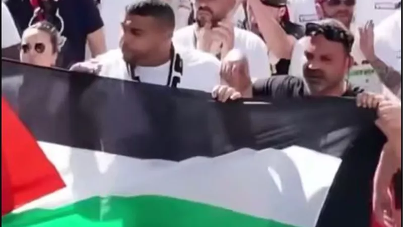 تنديدا بجرائم الاحتلال..  جماهير باريس تدعم غزة قبل نهائي الأبطال