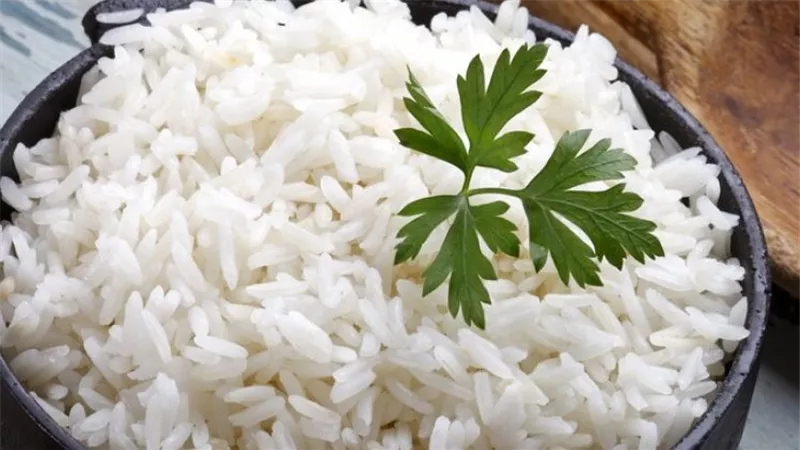 التسمم الغذائي بسبب الأرز المعاد تسخينه.. كيف تتجنبه؟