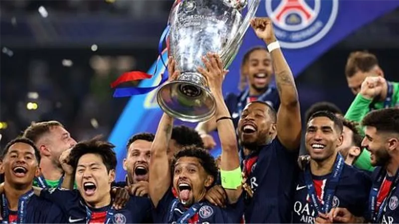 ممدوح عباس يهنئ ناصر الخليفي بعد تتويج باريس سان جيرمان بلقب دوري أبطال أوروبا