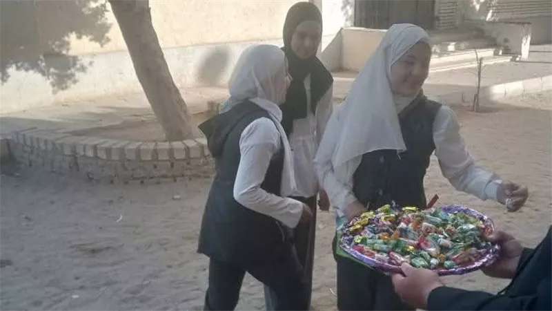 إدارة اطسا التعليمية تستقبل طلاب الإعدادية بالبونبوني والشيكولاتة 