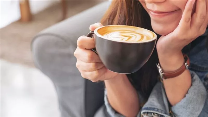 الكافيين يعبث بأدمغتنا أثناء النوم: دراسة كندية تكشف تأثيرات غير متوقعة