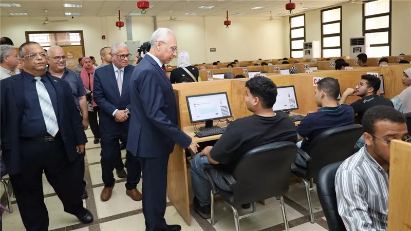 رئيس جامعة المنيا يتفقد امتحانات كلية التربية والاختبارات الإلكترونية 