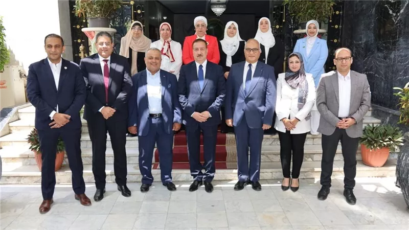 محافظ المنوفية يلتقى وفد الحملة القومية للكشف المبكرعن الأورام السرطانية 