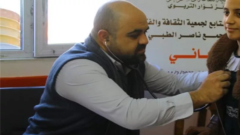 لحق بأطفاله التسعة.. وفاة الدكتور حمدي النجار متأثرًا بجراحه بعد مجزرة خانيوس