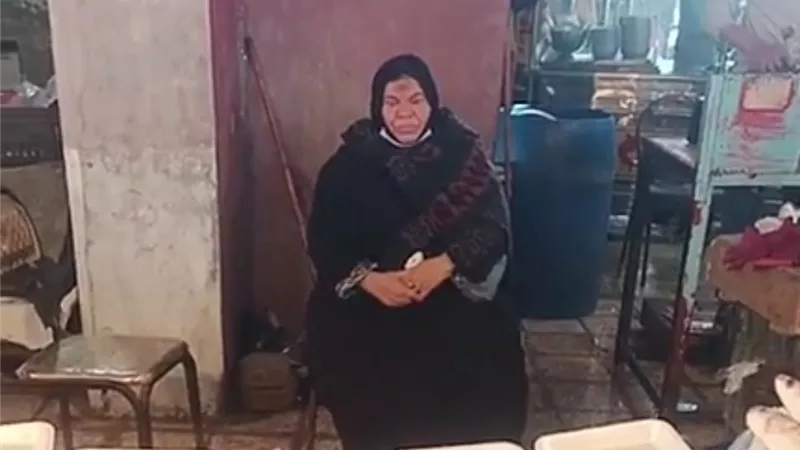 40 سنة من الكفاح.. أم أحمد أشهر بائعة سمك في السويس: نفسي أزور بيت ربنا