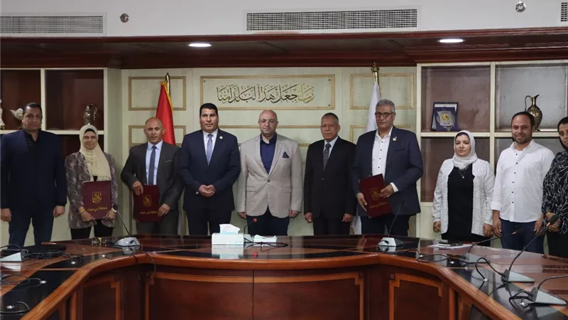 محافظ بني سويف يشهد توقيع بروتوكول لتنفيذ وصلات الصرف الصحي بقرية ميانة