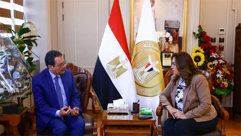  وزيرة التنمية تستعرض كيفية تحسين حياة المواطنين مع الدكتور أحمد درويش
