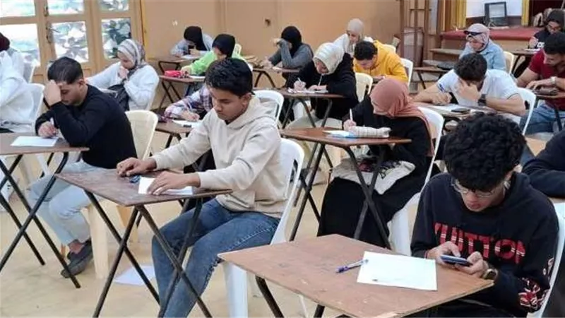 ضبط 12 حالة غش وإحالة 5 رؤساء لجان للتحقيق بامتحانات الشهادة الإعدادية بأسوان