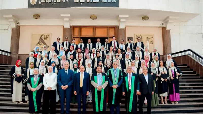 رئيس جامعة بني سويف يشهد حفل تخرج الدفعة 23 من كلية الطب