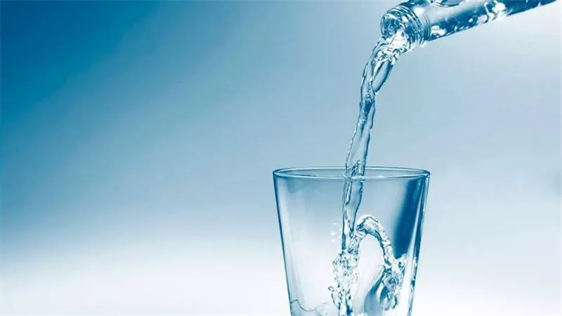الماء سر الحياة: كيف يؤثر شرب الماء يوميًا على الجسم والمزاج