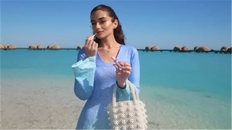 ملك أحمد زاهر تتألق بفستان «نسيم البحر».. السعر مفاجأة