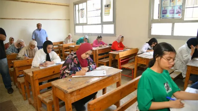 ضبط عامل مدرسة خلال تصويره ورقة امتحان لطالب إعدادي في مادة العلوم بشمال سيناء