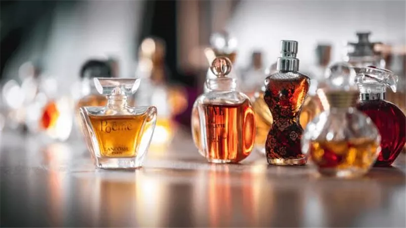 قبل ما تشتري عطرك الجديد: كيف تختارين رائحة تعبّر عنكِ
