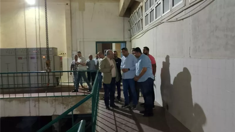 محافظ السويس يتابع سير العمل في محطات المياه ويشدد على تحسين الخدمة