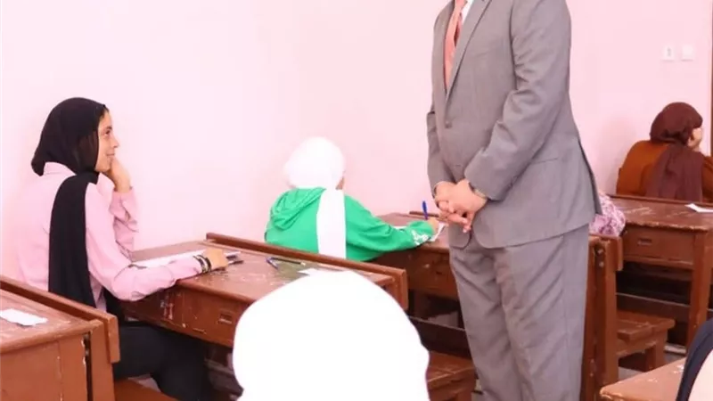 محافظ دمياط يتفقد 8 لجان امتحانات شهادة اعدادية في جولة ميدانية 