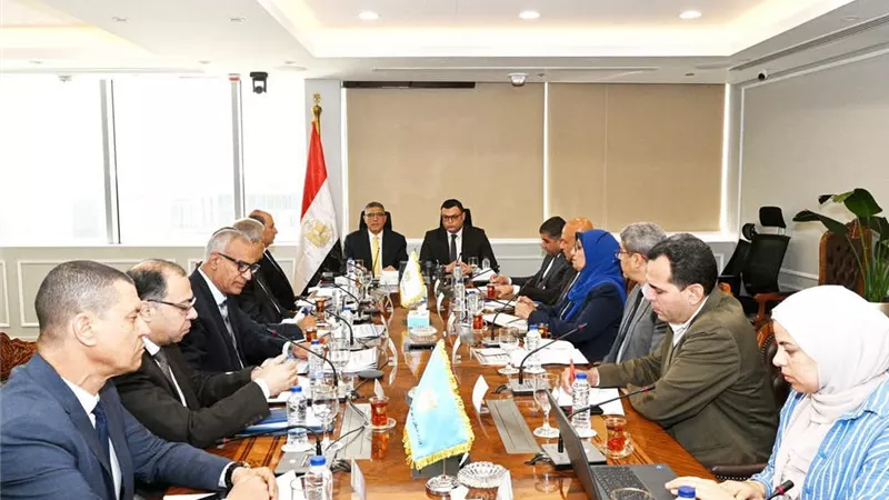 وزير الإسكان ومحافظ الجيزة يتابعان ملفات العمل المشتركة بمشروعات مياه الشرب 