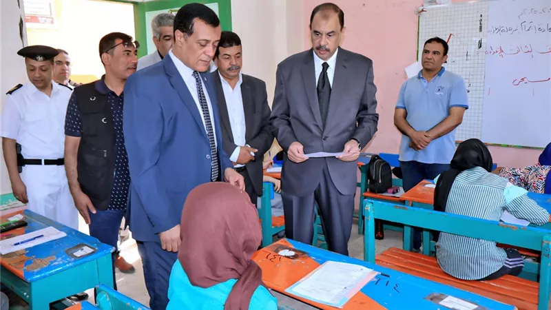 محافظ سوهاج يتفقد لجان امتحانات الدبلومات الفنية والشهادة الإعدادية