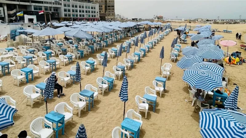 شواطئ الإسكندرية تستعد لعيد الاضحي بتوحيد الشماسي والبوابات وابراج المراقبة