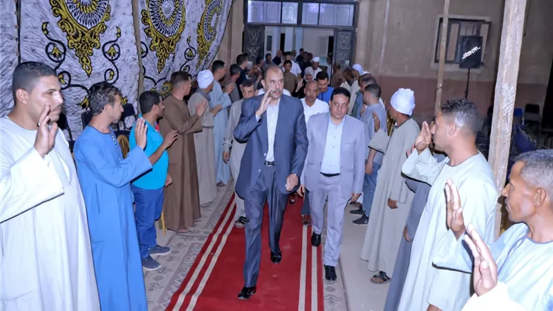محافظ سوهاج يؤدي واجب العزاء لأسرة المحاسب عامر عوض رئيس مدين طهطا