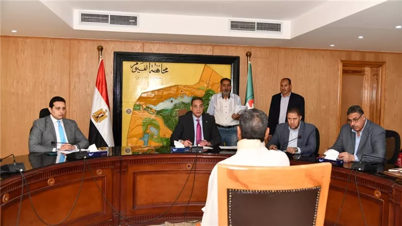 محافظ الفيوم يوجه بتوفير مساعدات مالية عاجلة للأسر الأولى بالرعاية