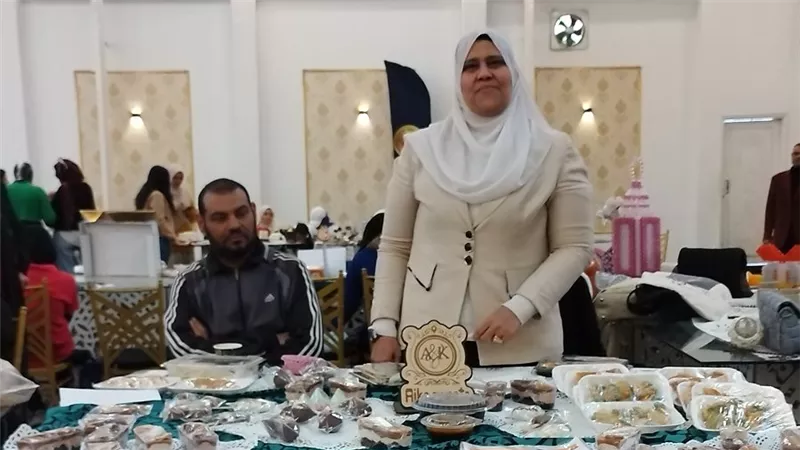 أم أبرار الهواري.. قصة أول سيدة تصنع حلوى المولد بيدها في قنا (صور)