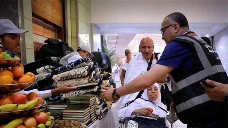 بعثة أسر أبناء شهداء الشرطة تغادر مطار القاهرة لآداء فريضة الحج 
