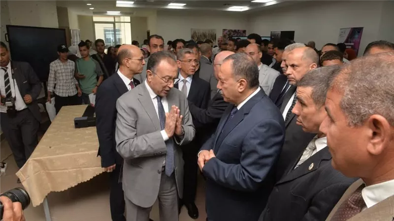 محافظ أسيوط يتفقد المعرض العلمي لوكالة الفضاء المصرية لنماذج أقمار صناعية تعلي