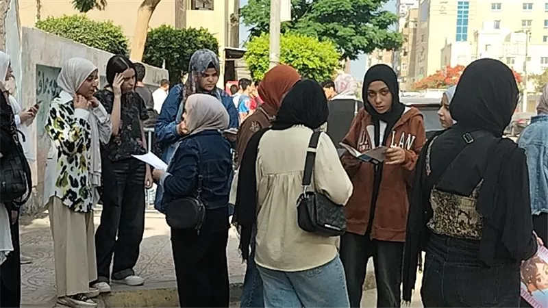 ضبط طالب يقوم بتصوير امتحان الدراسات للشهادة الإعدادية بمدرسة بالمنوفية 