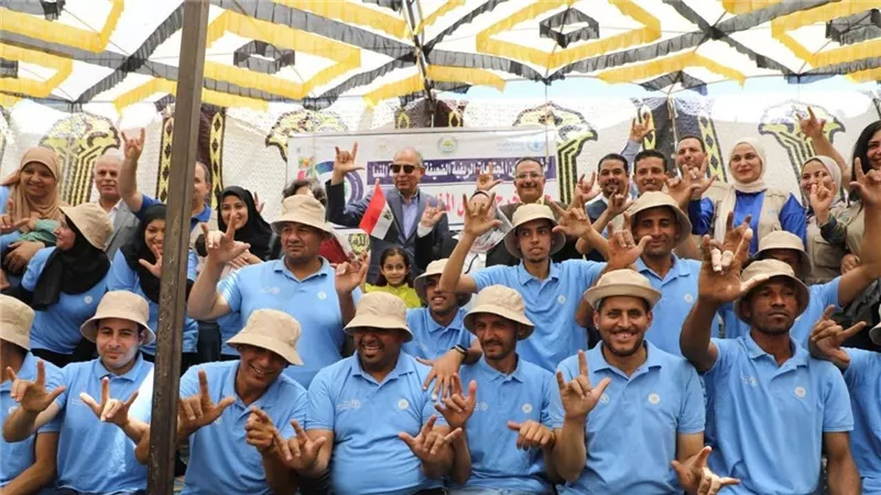 محافظ المنيا يتفقد مدرسة المزارعين الحقلية بقرية منشأة المغالقة بملوي
