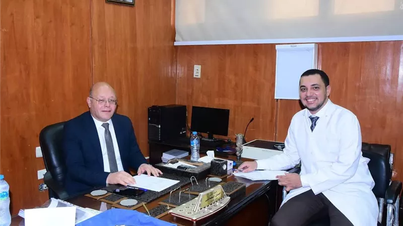 رئيس جامعة سوهاج يرأس لجنة امتحانات الماجستير في جراحة العظام 