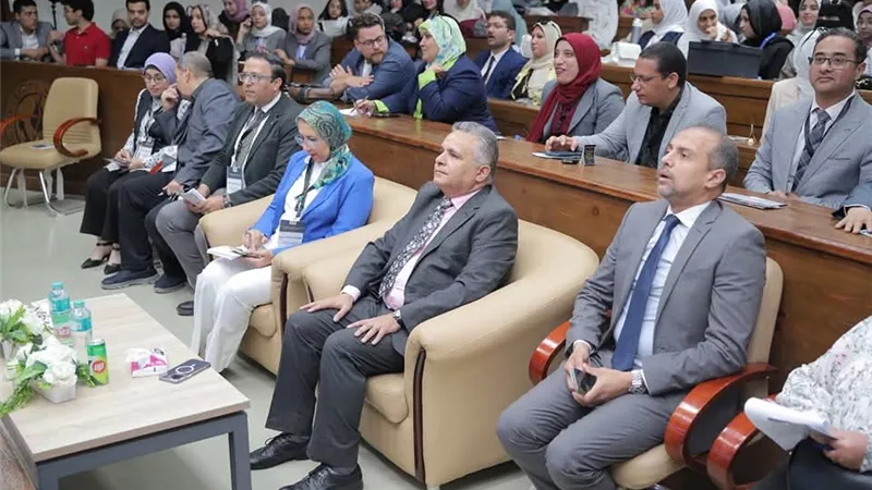 رئيس جامعة السويس يفتتح المؤتمر الطلابي الثالث لكلية الطب
