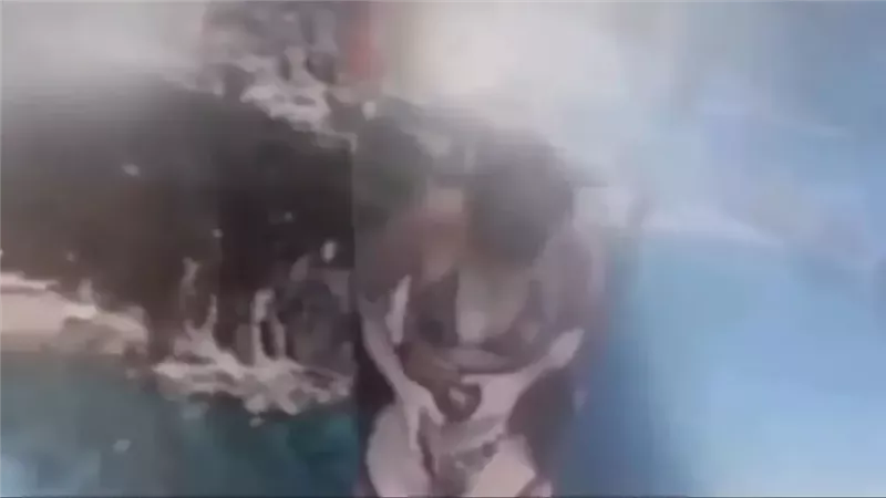 مأساة على ارتفاع 160 قدمًا.. مراهقة تفقد حياتها بعد فك حزام الأمان بالطائرة