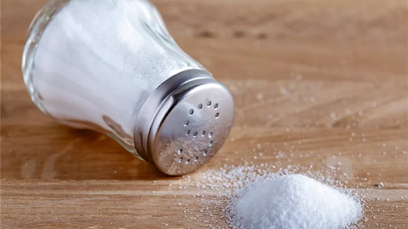 الملح.. العدو الصامت لصحة القلب: لماذا يجب أن ننتبه لما نأكله؟