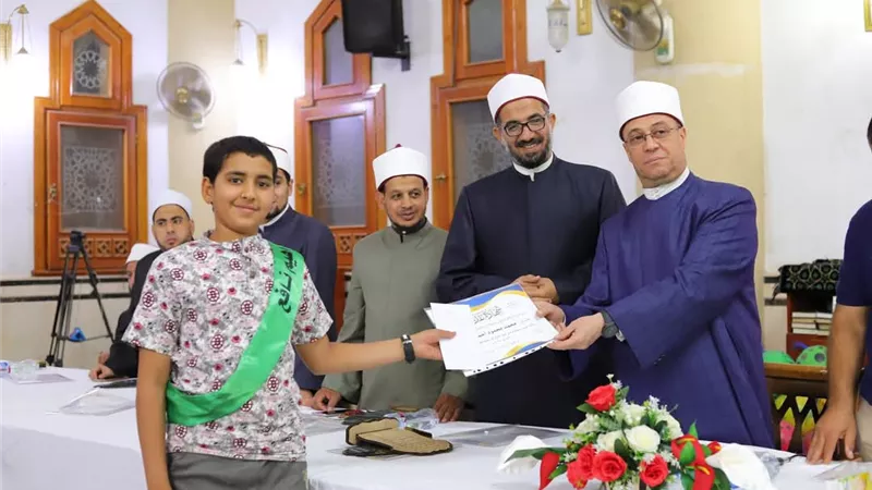 الأوقاف  تكرم حفظة القرآن بمسابقة مسجد إبراهيم نافع بالسويس 