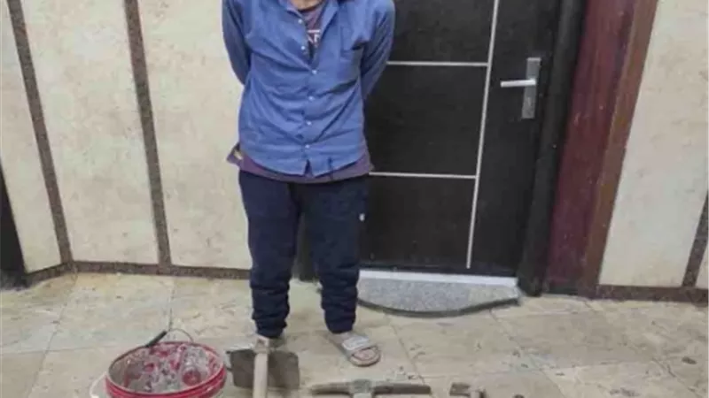 حفرة تكشف الجريمة.. ضبط عامل متلبسًا بالتنقيب عن الآثار بالدرب الأحمر
