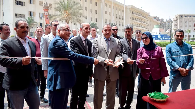 بمناسبة العيد.. رئيس جامعة بني سويف يفتتح معرض بيع اللحوم والمواد الغذائية