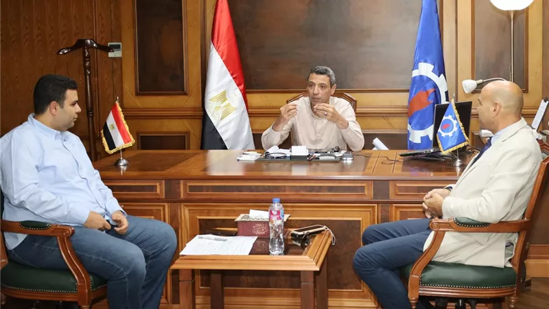 محافظ السويس يبحث مشروعات دعم ذوي الهمم والتمكين الاقتصادي