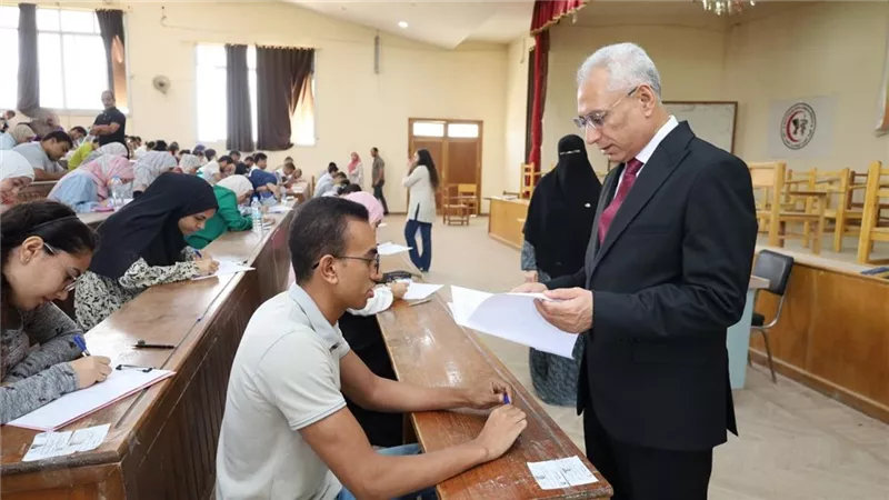 رئيس جامعة المنيا يتفقد أعمال امتحانات كلية الطب البيطري