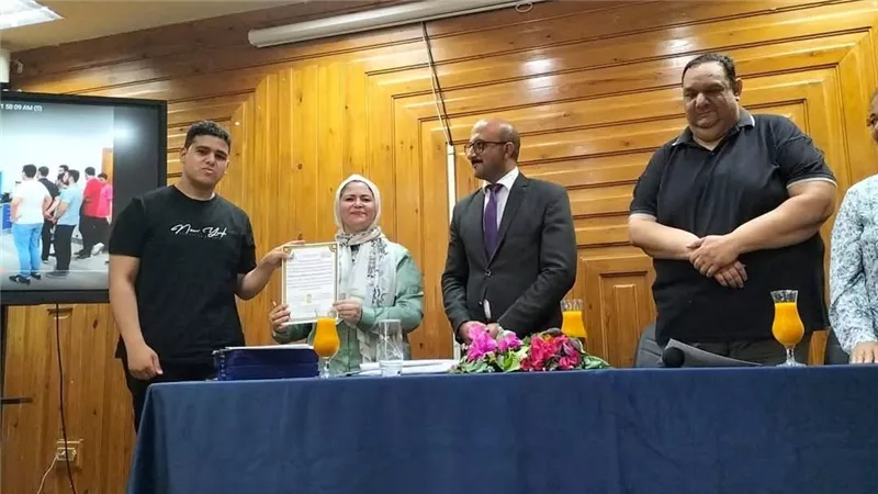 مدرسة المتفوقين بكفر الشيخ STEM تكرّم أساتذة معهد علوم وتكنولوجيا النانو 
