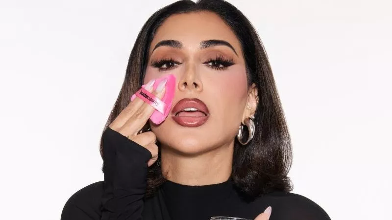 هدى قطان تستعيد الملكية الكاملة لـ Huda Beauty وتحوّلها إلى علامة مستقلة 