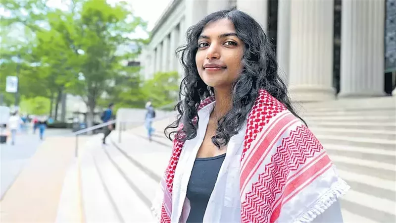 جامعة أمريكية تمنع طالبة من التخرج لارتدائها 