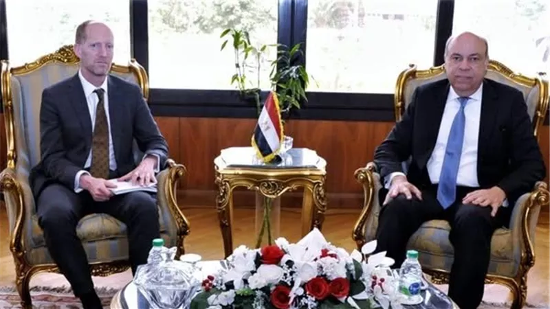 وزير الطيران يلتقي وفد 