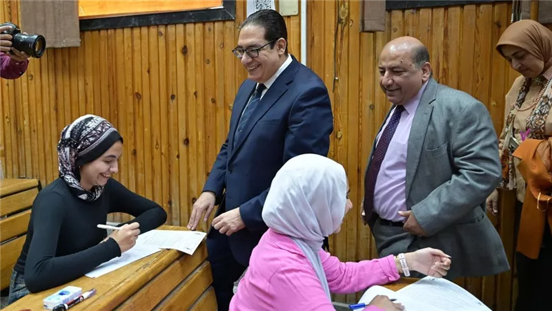 رئيس جامعة القاهرة يواصل جولاته لتفقد أعمال امتحانات الترم الثاني بالكليات
