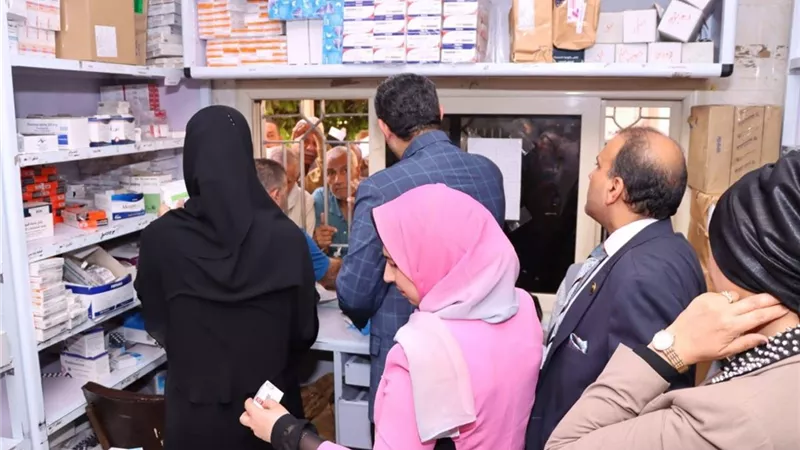 محافظ دمياط يقف على الشباك ويصرف أدوية بنفسه.. ويؤكد: مش عايز اسمع بوجود عجز