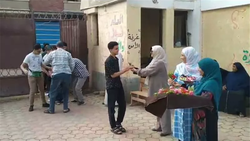 تعليم الفيوم يتميز في استقبال طلاب الشهادة الإعدادية بالورد والشيكولاتة 