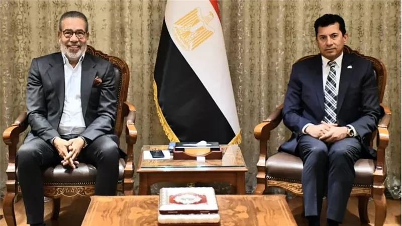 وزير الشباب يناقش مدحت العدل للتعاون في مسرحية غنائية لأم كلثوم