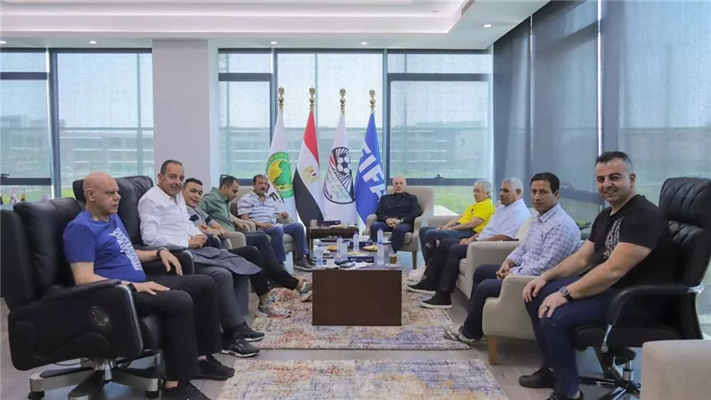 هانى أبوريدة يبحث برنامج المنتخب الوطنى لكأس العرب مع الجهاز الفني