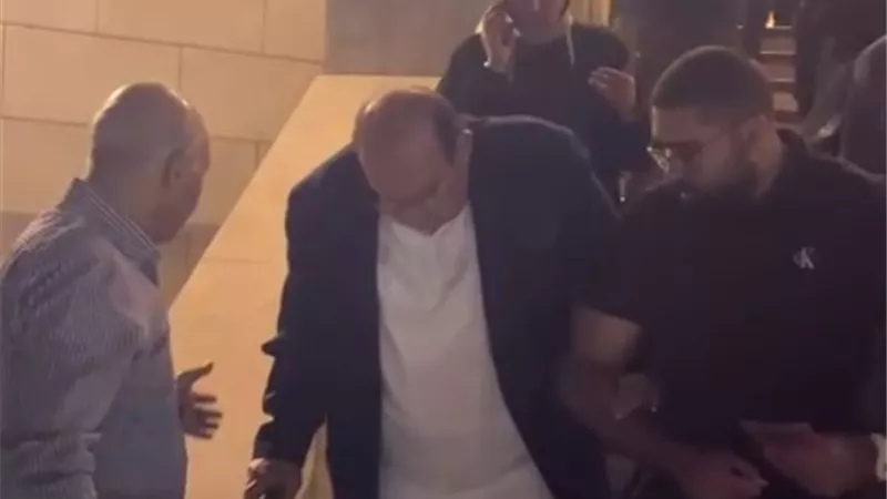 مش قادر يمشي.. محمد عادل يودّع شقيق علاء نبيل في مشهد مؤثر
